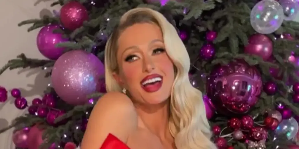 Paris Hilton sorprende al posar semidesnuda en postal navideña (Video)