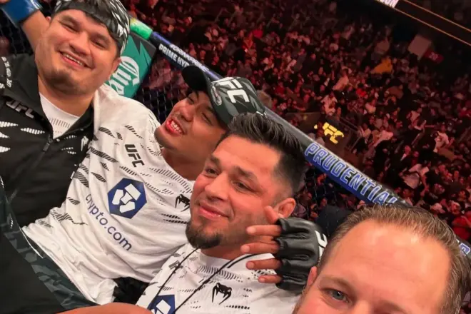 Van, junto a su equipo tras la victoria del sábado.UFC.